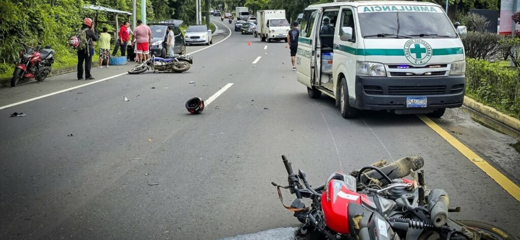 Dos motociclistas resultan lesionados tras chocar entre ellos