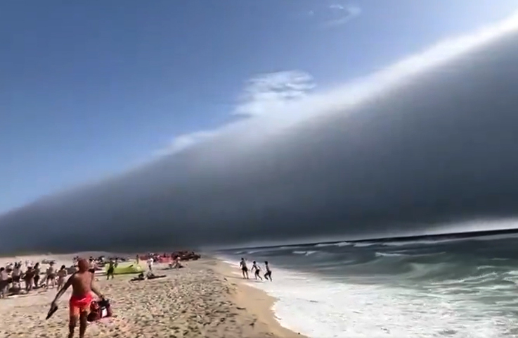 Inmensa nube en forma de tsunami sorprende a cientos de turistas en Portugal