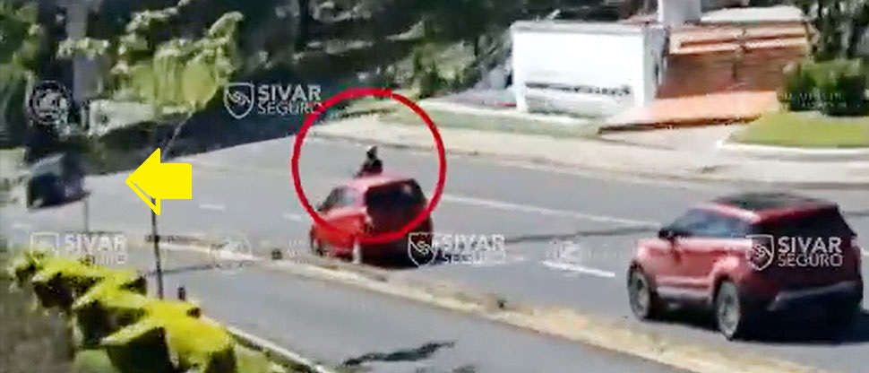 Conductor realiza cruce imprudente y su mala maniobra termina en aparatoso accidente