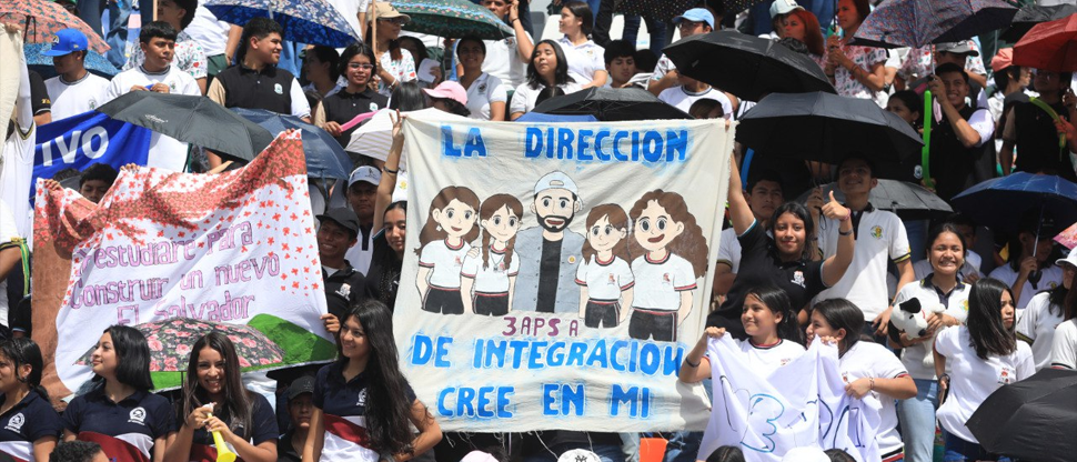 Jóvenes transmiten mensajes de agradecimiento ante el apoyo para continuar con sus estudios superiores
