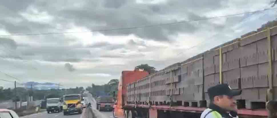 Habilitan carril tras aparatoso choque en desvío de San Juan Opico