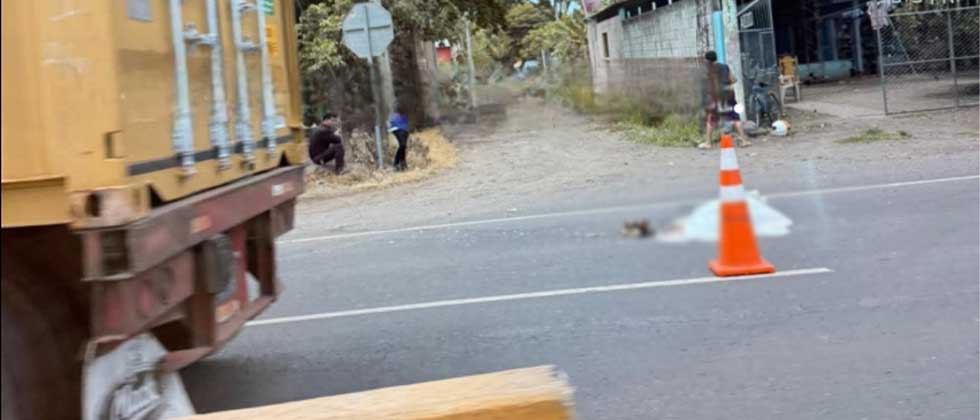 Peatón muere tras ser atropellado por una rastra en Sonsonate