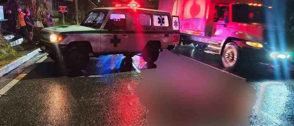 Motociclista, una rastra y dos vehículos más, atropellan a peatón en autopista a Comalapa