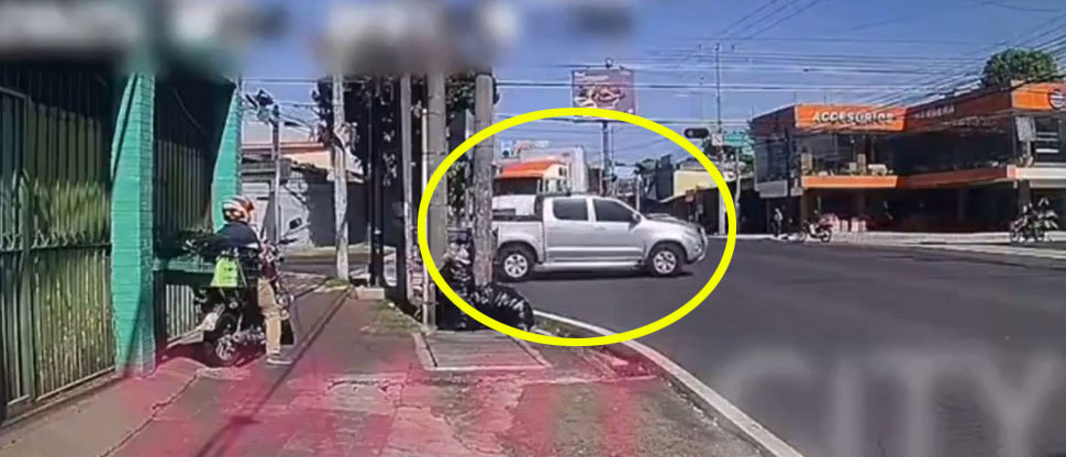 Cámara de seguridad capta accidente de un pick up con una rastra