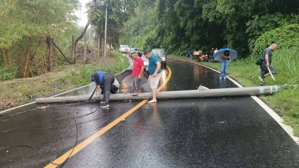 Poste cae sobre la calle luego de fuertes lluvias en Ilopango