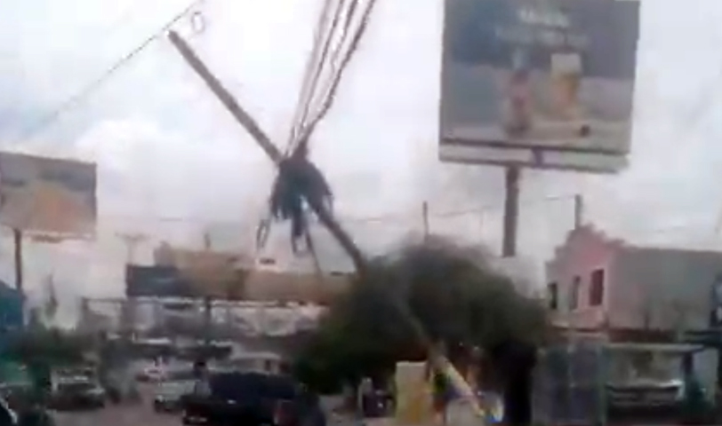 Reportan poste de telefonía a punto de caer en calle Chiltiupán, Santa Tecla
