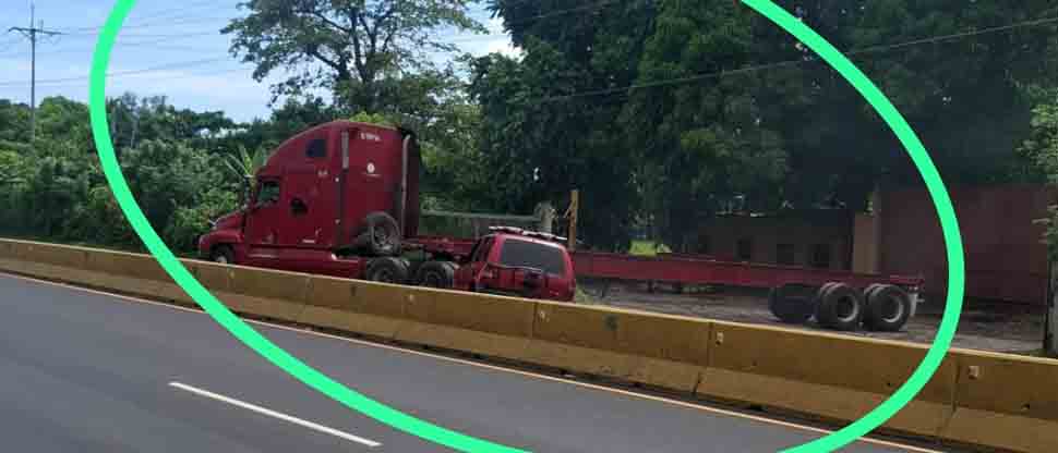 Conductor de camioneta impacta contra una rastra en Acajutla