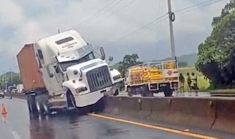 Conductor de tráiler pierde el control y se monta en separadores de la carretera a San Julián, Sonsonate
