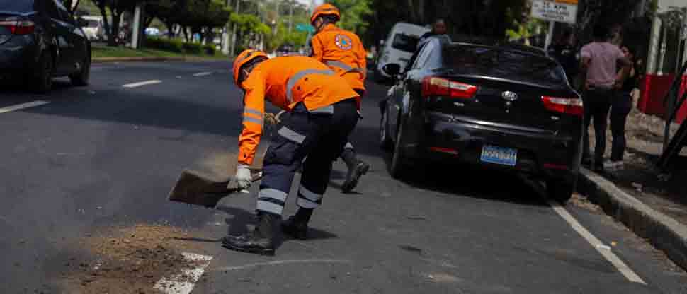 Personal de Protección Civil limpia autopista Norte tras derrame de aceite