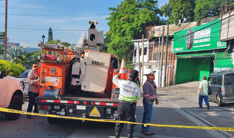 Compañía eléctrica trabaja en la reparación de cableado derribado por una rastra en San Salvador