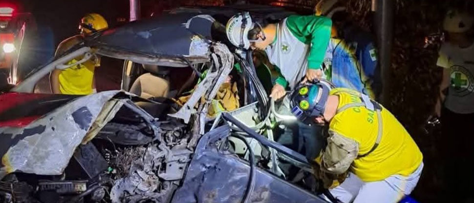 Rescatan a persona atrapada tras fuerte choque en carretera de oro