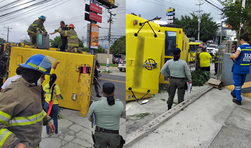 Bomberos rescata a tripulantes atrapados en carro blindado que volcó en Ciudad Merliot