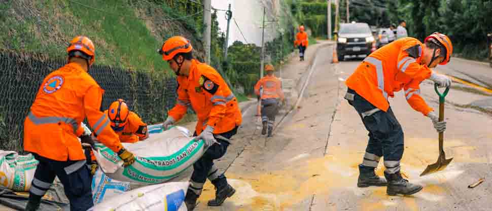 Retiran escombros tras fuerte choque en calle al Boquerón