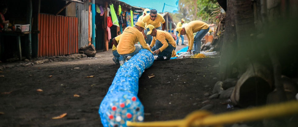 MOP y Recolectores El Salvador instalan Ríobardas en playa el Tunco y El Limón