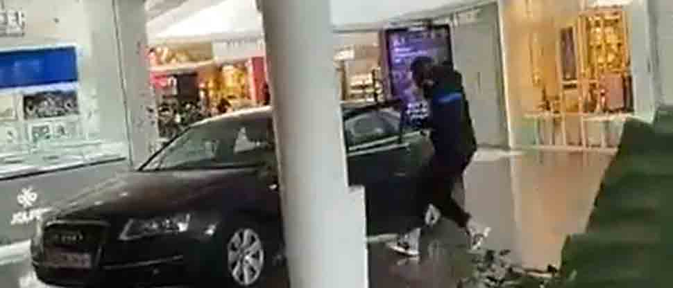 ESPAÑA: graban ladrones entrando en un vehículo a centro comercial para robar una joyería