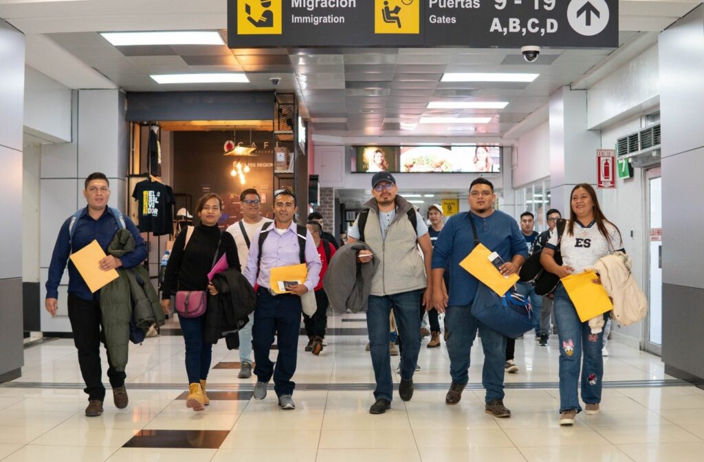 Anuncian salida de nuevo contingente de trabajadores salvadoreños con destino a Canadá