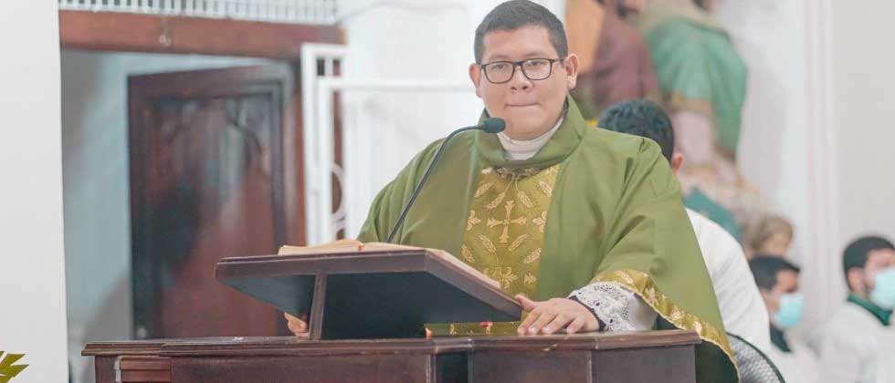 Destituyen a sacerdote por tener mujer e hijos y publicarlo en redes