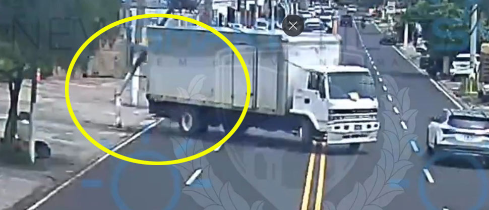 Conductor de camión hace una mala maniobra y derriba poste en Santa Tecla