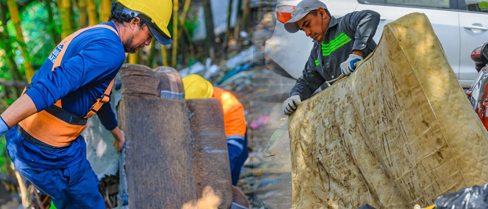 Continúan retirando colchones y sillones viejos lanzados en calles y ríos en San Salvador