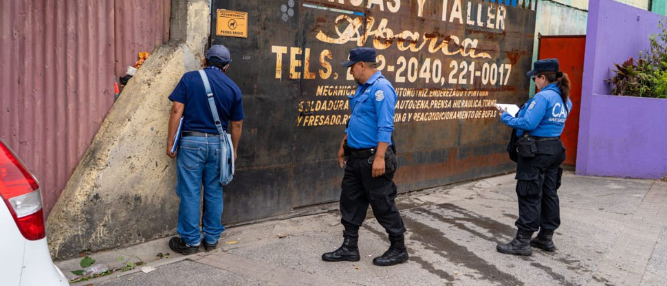 Agentes del CAM verifican legalidad de talleres automotrices en el barrio San Esteban