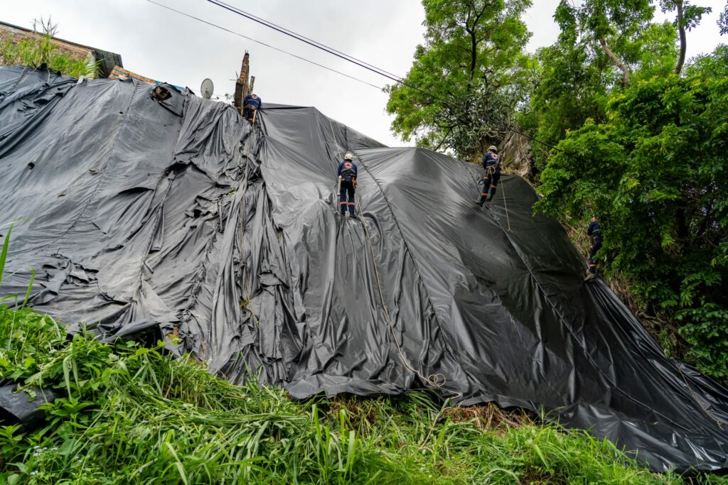 Impermeabilizan talud como medida de prevención ante las lluvias