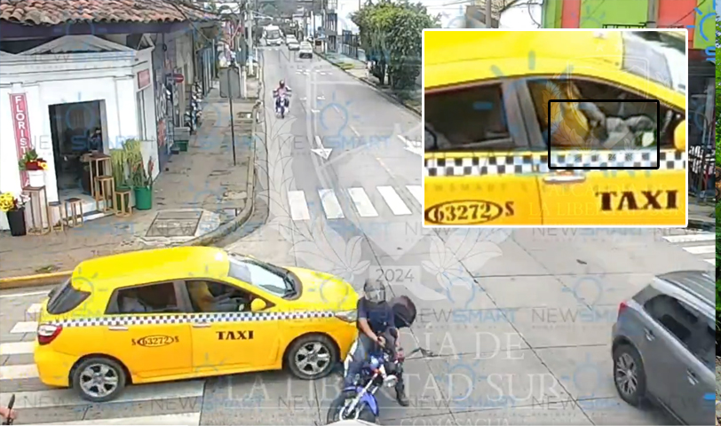 Taxista no respeta señal de Alto y arrolla a un motociclista en Santa Tecla