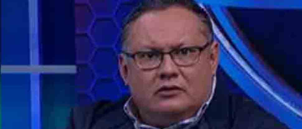 Tom Corea se molesta con sus compañeros de “polémico programa” porque no respetan su opinión