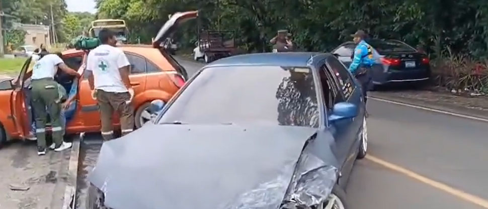 Conductor manejaba en sentido contrario y se accidenta con otros dos vehículos