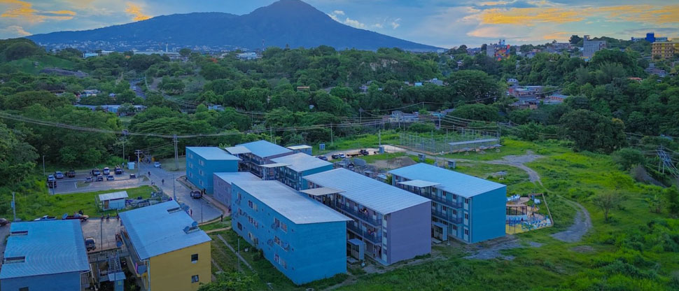 Gobierno entrega viviendas a familias que vivían en zonas de alto riesgo