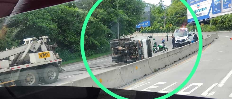 Reportan camión volcado en famosa curva del Papaturro, La Libertad