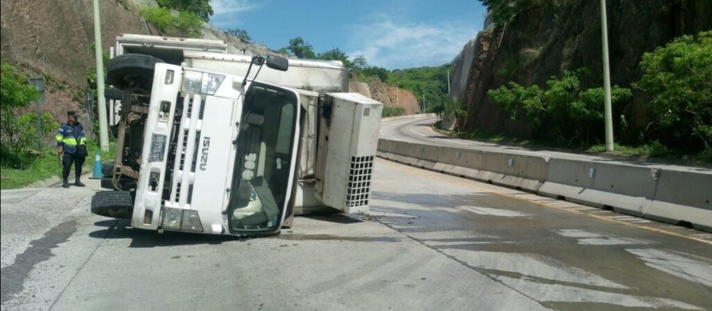 Reportan camión volcado sobre carretera a Surf City