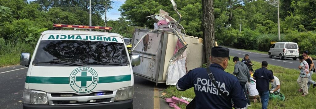 Al menos dos personas lesionadas tras el vuelco de un camión frente a Ciudad Obrera