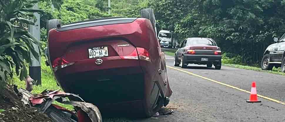 Conductor vuelca su vehículo tras perder el control en Usulután