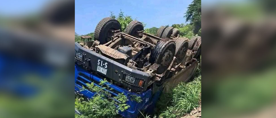 Camión que transportaba materiales de construcción vuelca en carretera Litoral