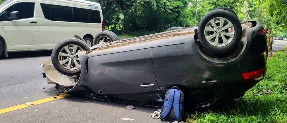 Conductor se distrae y se accidenta en carretera a Santa Ana