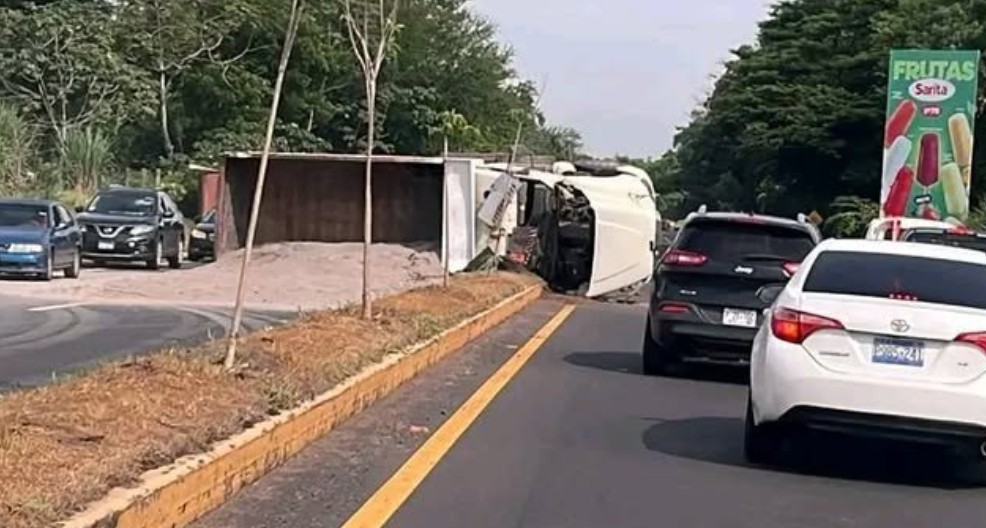 Camión que transportaba material de construcción termina volcado en Usulután