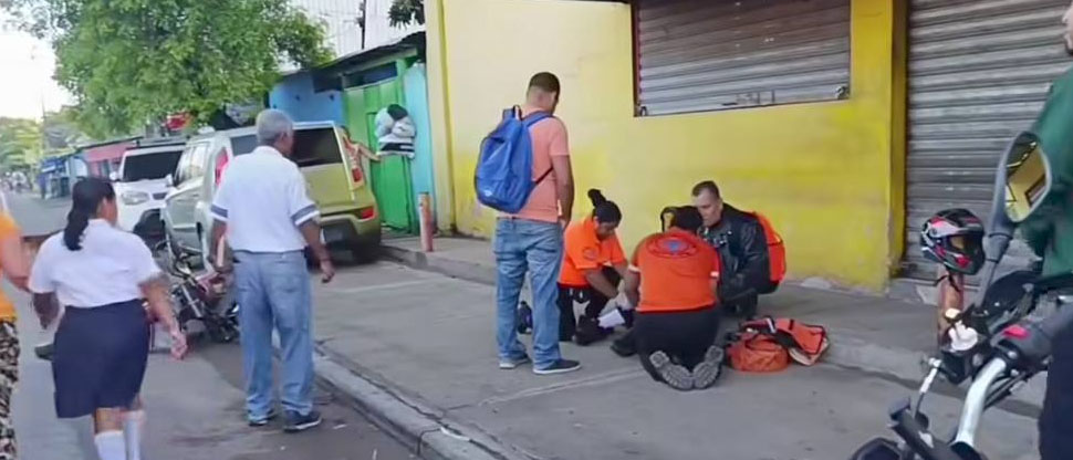 Auxilian a motociclista que sufrió lesiones al accidentarse en Santa Ana