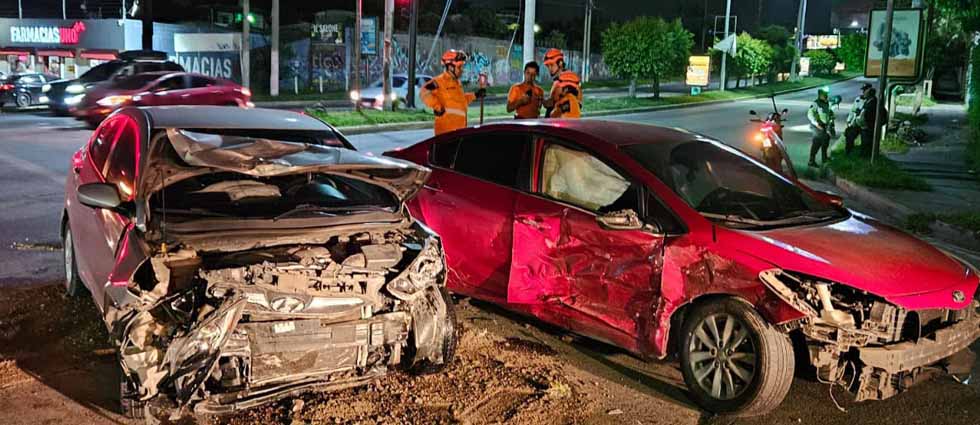 Dos vehículos protagonizan fuerte siniestro vial sobre el bulevar Constitución