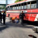 Mujer motociclista pierde la vida tras impactar contra un autobús en Sonsonate