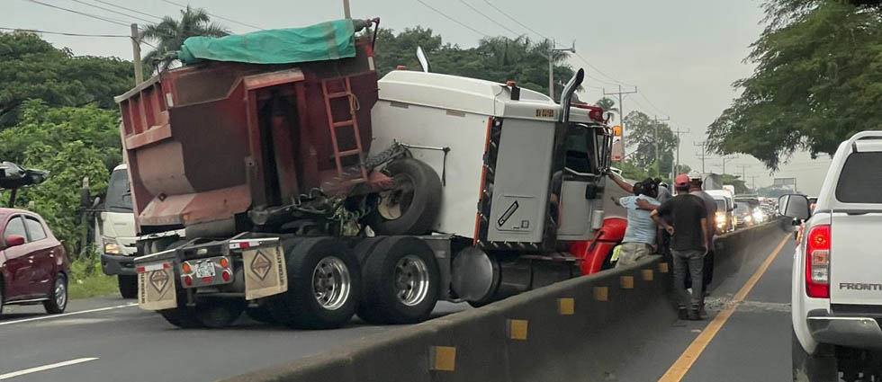 Rastra se accidenta carretera a Sonsonate y provoca fuerte tráfico en la zona