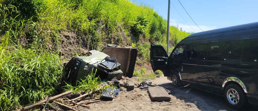 Reportan tres lesionados tras fuerte choque entre camión y microbús en La Paz