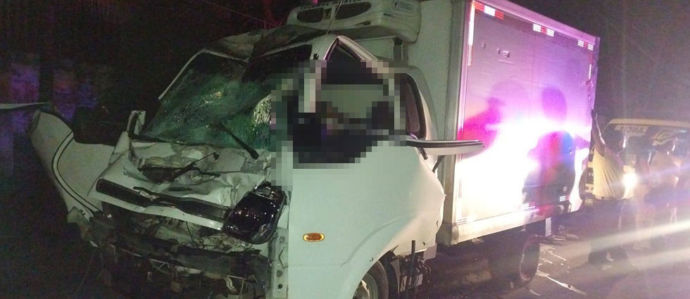 Conductor pierde la vida y dos hombres resultan lesionados tras choque contra furgón en Ciudad Arce