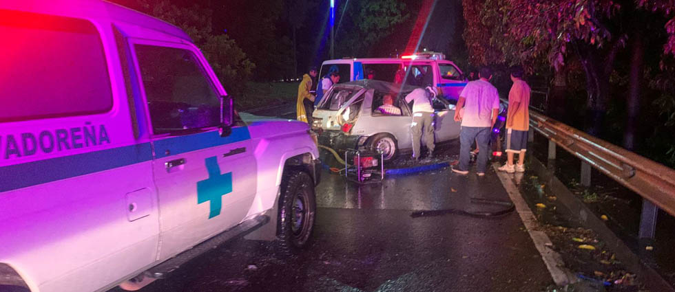 Reportan varios lesionados tras fuerte siniestro vial sobre la autopista a Comalapa