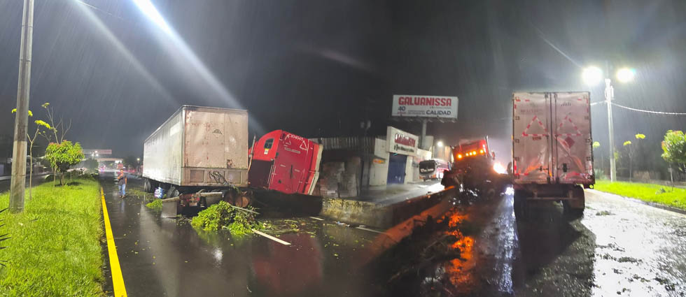 Habilitan paso en San Martín tras fuerte choque de furgón contra los separadores