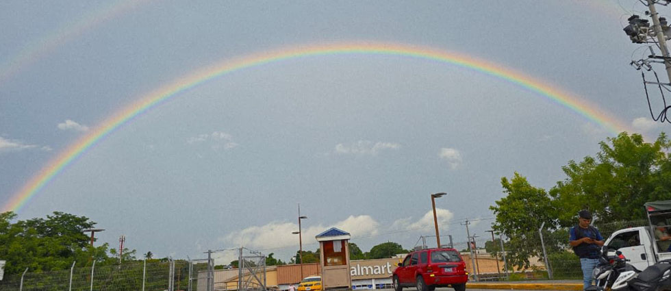 Impresionante arcoíris se roba la mirada de los capitalinos sobre el final de la tarde del viernes