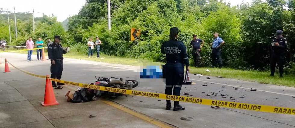 Conductor intenta sobrepasar un furgón, choca contra él y pierde la vida