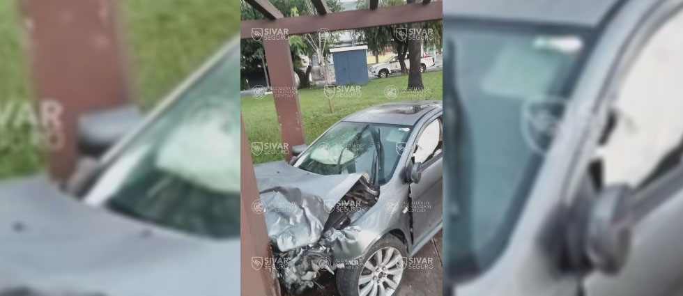 Sujeto choca contra otro auto y luego se estrella en las fuentes Beethoven