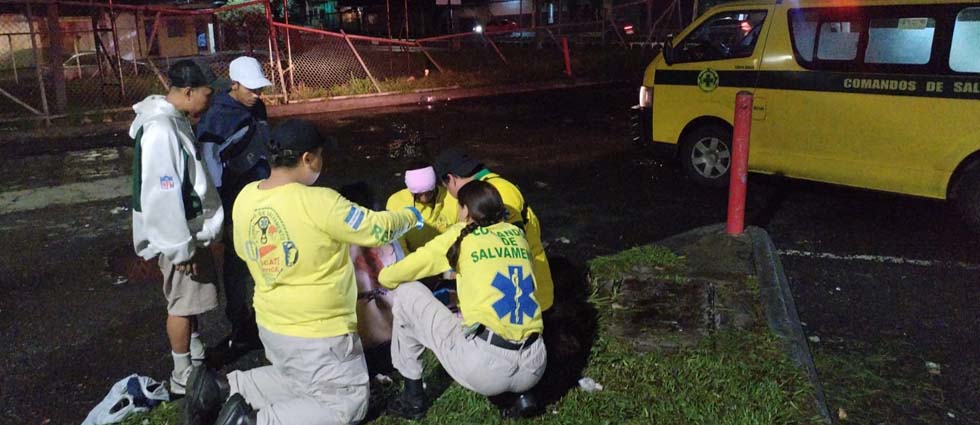Auxilian a mujer que fue arrollada sobre la alameda Juan Pablo II