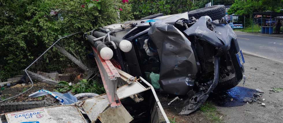 Motociclista y ciclista sufren lesiones tras ser golpeados por pick up que volcó en La Paz