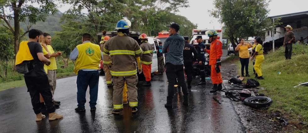 Policía resulta lesionado en siniestro vial provocado por un auto que invadió su carril